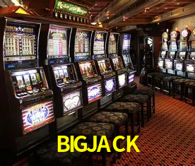 Una escena digital vívida inspirada en casino con BIGJACK mostrado prominentemente, luces brillantes, fichas, cartas y acentos dorados.